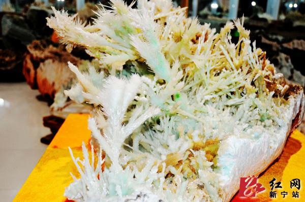 崀山惊现稀世珍宝七彩宝石花